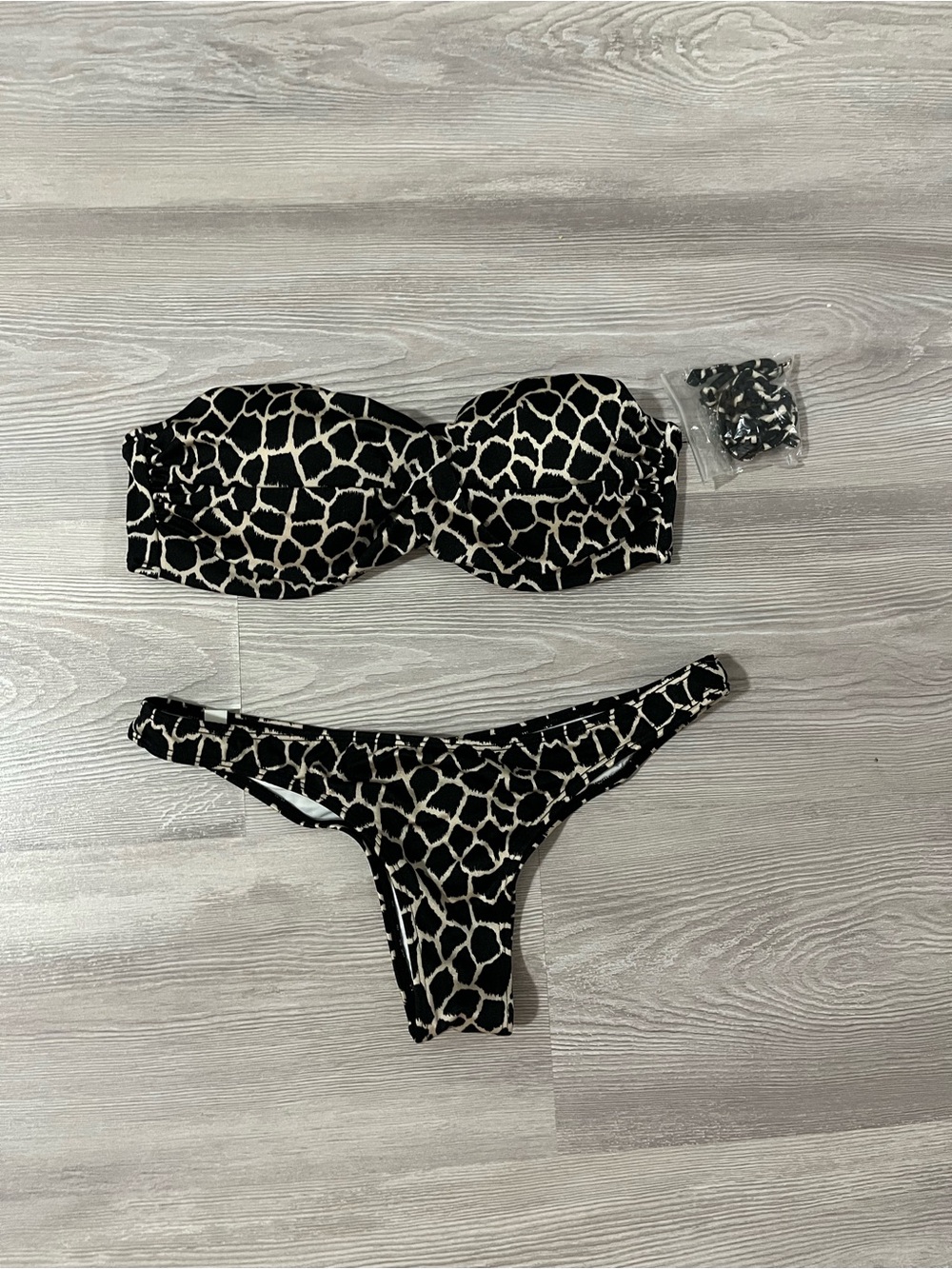 Victoria’s Secret knockout front twist bandeau Itsy bikini size 34C/Small